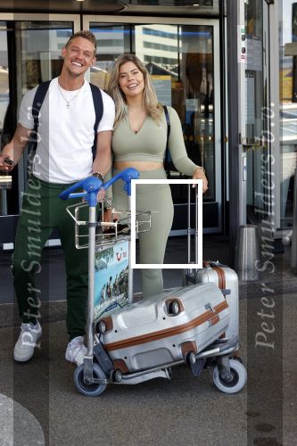 Schiphol 31 mei 2021
Ferry Doedens en Stephanie Tency vertrekken voor een tv programma naar Curacao.
