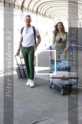 Schiphol 31 mei 2021
Ferry Doedens en Stephanie Tency vertrekken voor een tv programma naar Curacao.