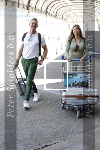 Schiphol 31 mei 2021
Ferry Doedens en Stephanie Tency vertrekken voor een tv programma naar Curacao.