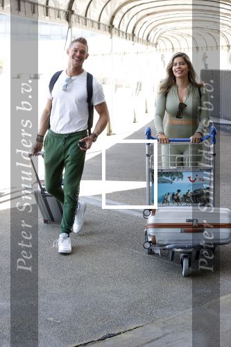 Schiphol 31 mei 2021
Ferry Doedens en Stephanie Tency vertrekken voor een tv programma naar Curacao.