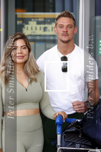 Schiphol 31 mei 2021
Ferry Doedens en Stephanie Tency vertrekken voor een tv programma naar Curacao.