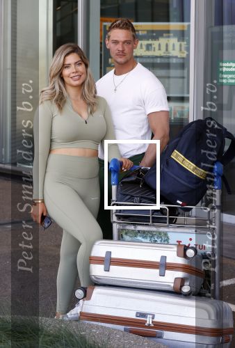 Schiphol 31 mei 2021
Ferry Doedens en Stephanie Tency vertrekken voor een tv programma naar Curacao.