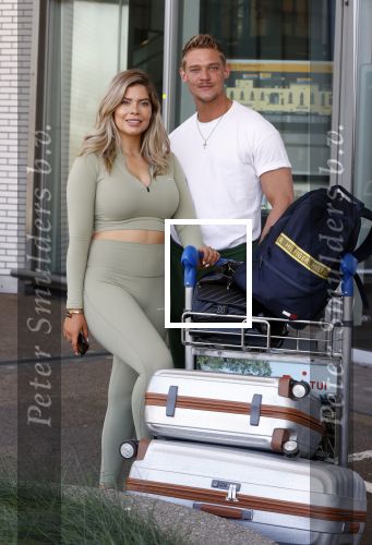 Schiphol 31 mei 2021
Ferry Doedens en Stephanie Tency vertrekken voor een tv programma naar Curacao.