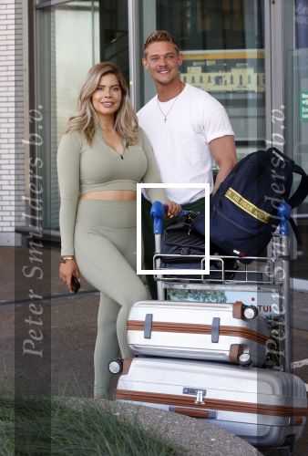 Schiphol 31 mei 2021
Ferry Doedens en Stephanie Tency vertrekken voor een tv programma naar Curacao.