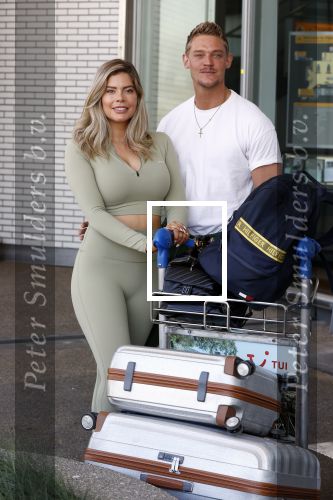 Schiphol 31 mei 2021
Ferry Doedens en Stephanie Tency vertrekken voor een tv programma naar Curacao.