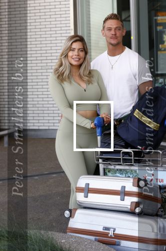 Schiphol 31 mei 2021
Ferry Doedens en Stephanie Tency vertrekken voor een tv programma naar Curacao.