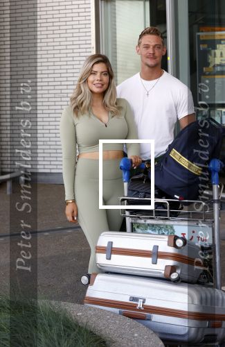 Schiphol 31 mei 2021
Ferry Doedens en Stephanie Tency vertrekken voor een tv programma naar Curacao.