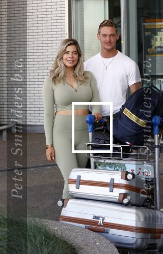 Schiphol 31 mei 2021
Ferry Doedens en Stephanie Tency vertrekken voor een tv programma naar Curacao.