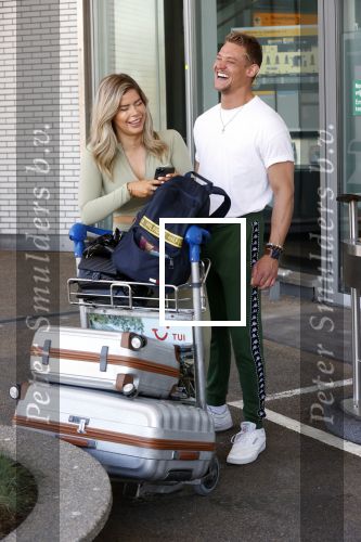 Schiphol 31 mei 2021
Ferry Doedens en Stephanie Tency vertrekken voor een tv programma naar Curacao.