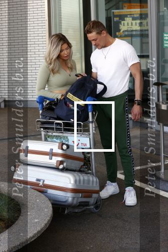 Schiphol 31 mei 2021
Ferry Doedens en Stephanie Tency vertrekken voor een tv programma naar Curacao.