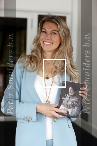 Amsterdam 26 mei 2021
Susan Smit met haar nieuwe roman de heks van Limbricht.