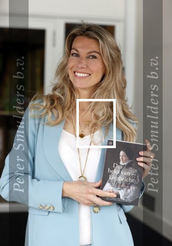 Amsterdam 26 mei 2021
Susan Smit met haar nieuwe roman de heks van Limbricht.