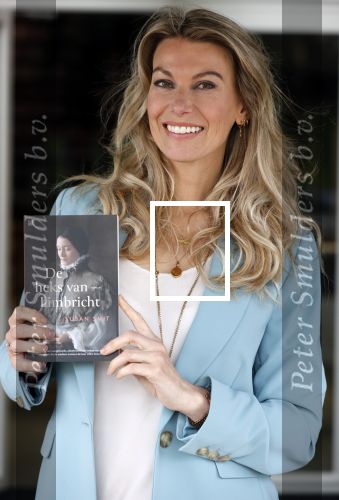 Amsterdam 26 mei 2021
Susan Smit met haar nieuwe roman de heks van Limbricht.