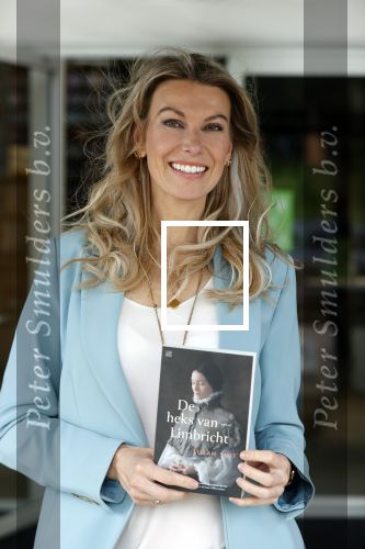 Amsterdam 26 mei 2021
Susan Smit met haar nieuwe roman de heks van Limbricht.