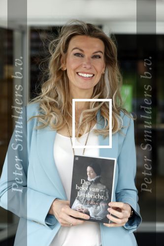 Amsterdam 26 mei 2021
Susan Smit met haar nieuwe roman de heks van Limbricht.