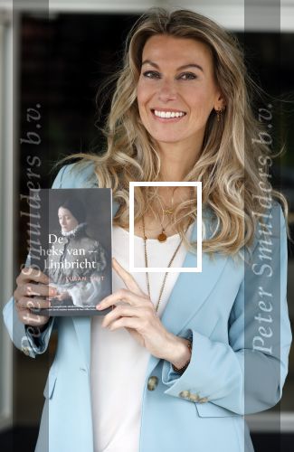 Amsterdam 26 mei 2021
Susan Smit met haar nieuwe roman de heks van Limbricht.