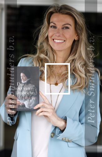 Amsterdam 26 mei 2021
Susan Smit met haar nieuwe roman de heks van Limbricht.