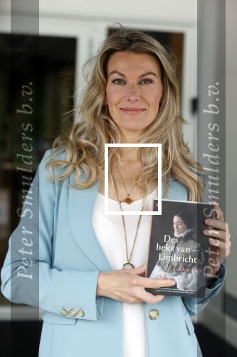 Amsterdam 26 mei 2021
Susan Smit met haar nieuwe roman de heks van Limbricht.