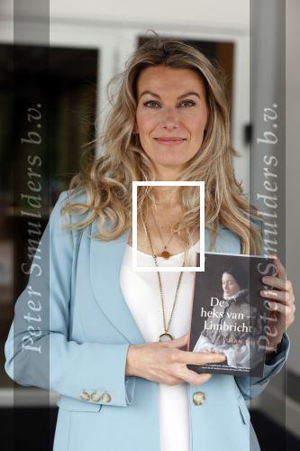Amsterdam 26 mei 2021
Susan Smit met haar nieuwe roman de heks van Limbricht.