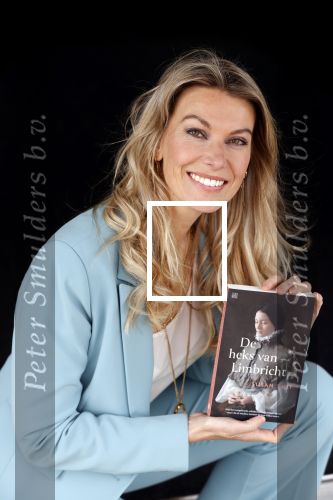 Amsterdam 26 mei 2021
Susan Smit met haar nieuwe roman de heks van Limbricht.