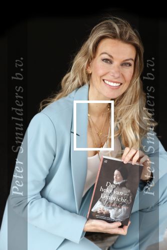 Amsterdam 26 mei 2021
Susan Smit met haar nieuwe roman de heks van Limbricht.