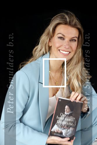 Amsterdam 26 mei 2021
Susan Smit met haar nieuwe roman de heks van Limbricht.