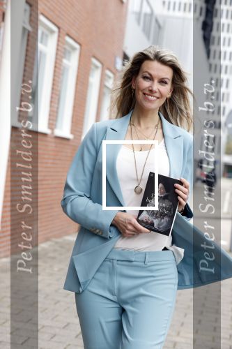 Amsterdam 26 mei 2021
Susan Smit met haar nieuwe roman de heks van Limbricht.
