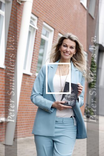 Amsterdam 26 mei 2021
Susan Smit met haar nieuwe roman de heks van Limbricht.