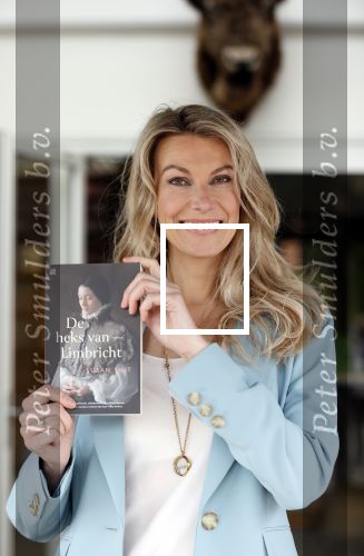 Amsterdam 26 mei 2021
Susan Smit met haar nieuwe roman de heks van Limbricht.