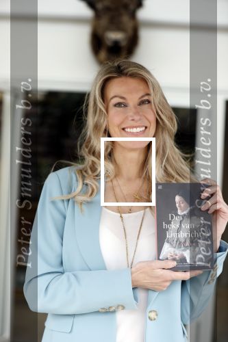 Amsterdam 26 mei 2021
Susan Smit met haar nieuwe roman de heks van Limbricht.
