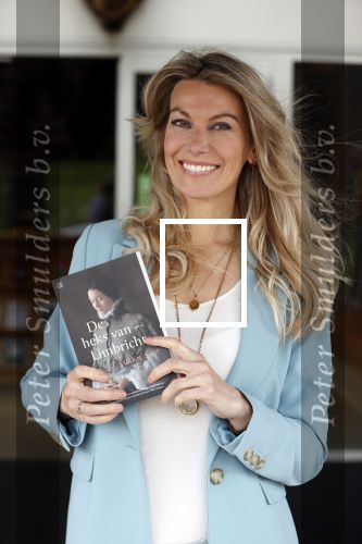Amsterdam 26 mei 2021
Susan Smit met haar nieuwe roman de heks van Limbricht.