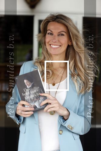 Amsterdam 26 mei 2021
Susan Smit met haar nieuwe roman de heks van Limbricht.