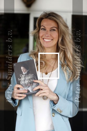 Amsterdam 26 mei 2021
Susan Smit met haar nieuwe roman de heks van Limbricht.