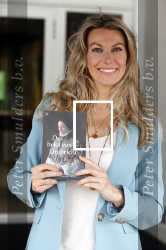 Amsterdam 26 mei 2021
Susan Smit met haar nieuwe roman de heks van Limbricht.