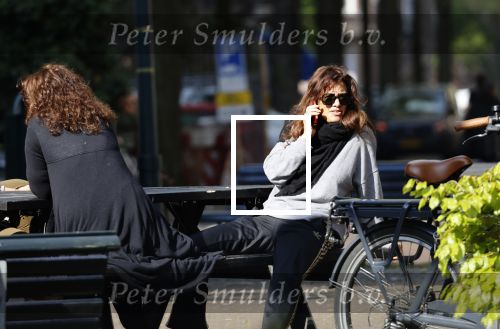 Amsterdam 20 mei 2021
Suzanne Klemann met partner Minka Mooren op de cornelis schuytstraat