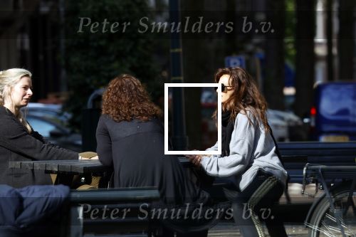 Amsterdam 20 mei 2021
Suzanne Klemann met partner Minka Mooren op de cornelis schuytstraat