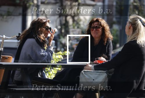 Amsterdam 20 mei 2021
Suzanne Klemann met partner Minka Mooren op de cornelis schuytstraat