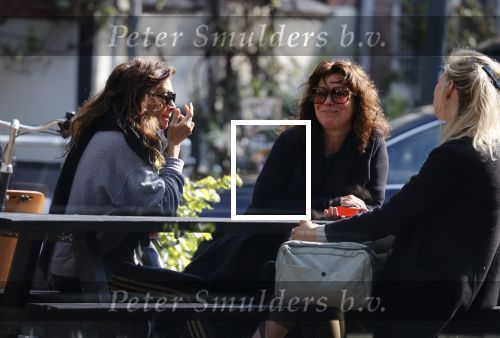 Amsterdam 20 mei 2021
Suzanne Klemann met partner Minka Mooren op de cornelis schuytstraat