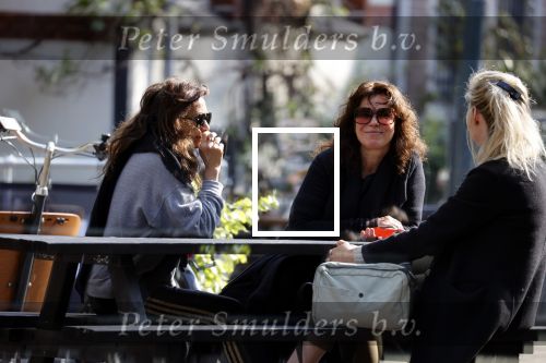 Amsterdam 20 mei 2021
Suzanne Klemann met partner Minka Mooren op de cornelis schuytstraat