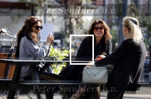 Amsterdam 20 mei 2021
Suzanne Klemann met partner Minka Mooren op de cornelis schuytstraat