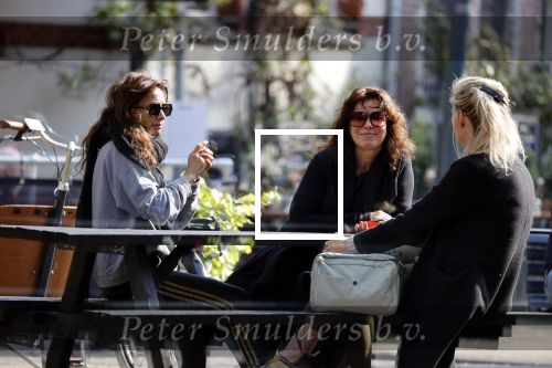 Amsterdam 20 mei 2021
Suzanne Klemann met partner Minka Mooren op de cornelis schuytstraat