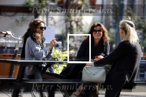 Amsterdam 20 mei 2021
Suzanne Klemann met partner Minka Mooren op de cornelis schuytstraat