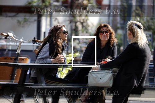 Amsterdam 20 mei 2021
Suzanne Klemann met partner Minka Mooren op de cornelis schuytstraat