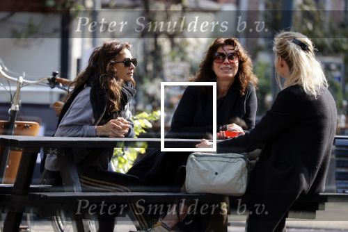 Amsterdam 20 mei 2021
Suzanne Klemann met partner Minka Mooren op de cornelis schuytstraat