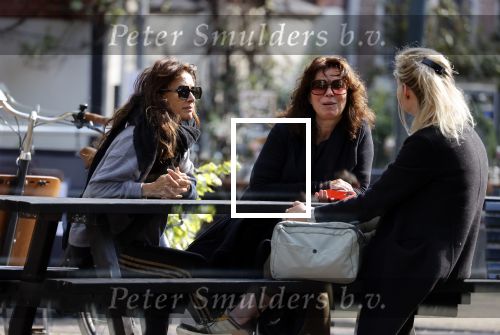 Amsterdam 20 mei 2021
Suzanne Klemann met partner Minka Mooren op de cornelis schuytstraat