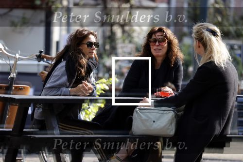 Amsterdam 20 mei 2021
Suzanne Klemann met partner Minka Mooren op de cornelis schuytstraat