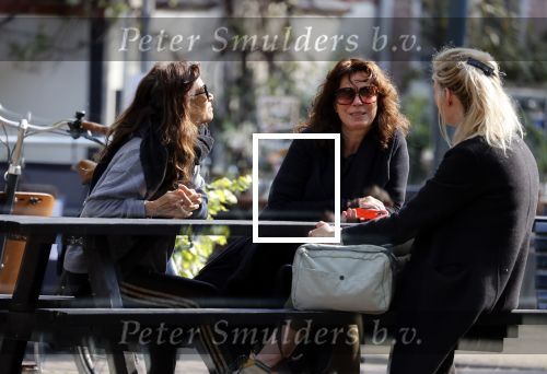 Amsterdam 20 mei 2021
Suzanne Klemann met partner Minka Mooren op de cornelis schuytstraat