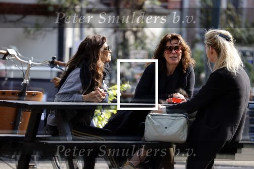 Amsterdam 20 mei 2021
Suzanne Klemann met partner Minka Mooren op de cornelis schuytstraat