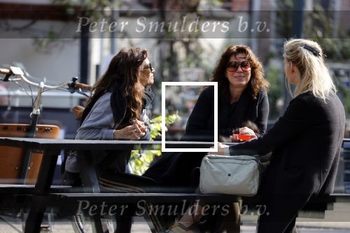Amsterdam 20 mei 2021
Suzanne Klemann met partner Minka Mooren op de cornelis schuytstraat