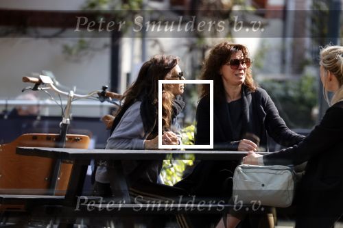 Amsterdam 20 mei 2021
Suzanne Klemann met partner Minka Mooren op de cornelis schuytstraat